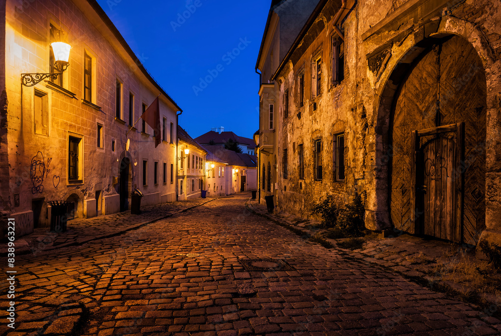 Obraz premium Slovakia, Bratislava, Old Town at night, cobbled street, old building with aged facade