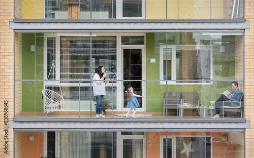 Obraz na płótnie Family spending time together on balcony w salonie