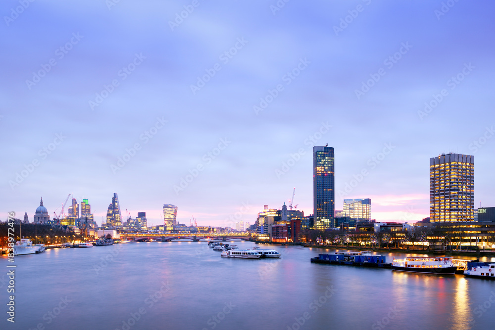 Fototapeta premium UK, London, skyline with River Thames at dawn