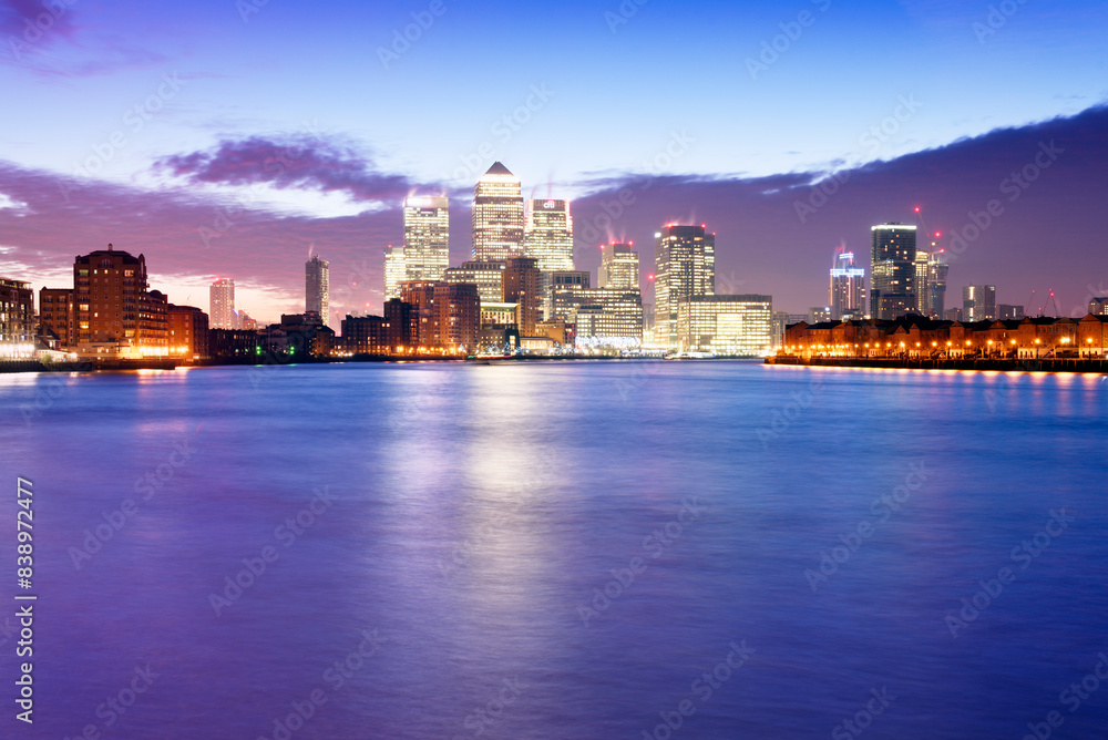 Obraz premium UK, London, skyline with Canary Wharf skyscrapers at dawn