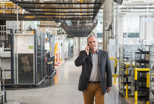 Obraz na płótnie Businessman in factory shop floor talking on the phone w salonie