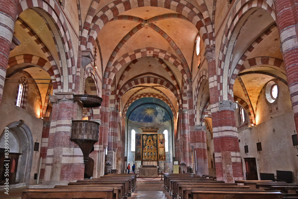 Obraz premium Abbazia di Staffarda nei pressi di Saluzzo (Cuneo), Piemonte, Italia Chiostro e convento cistercense
