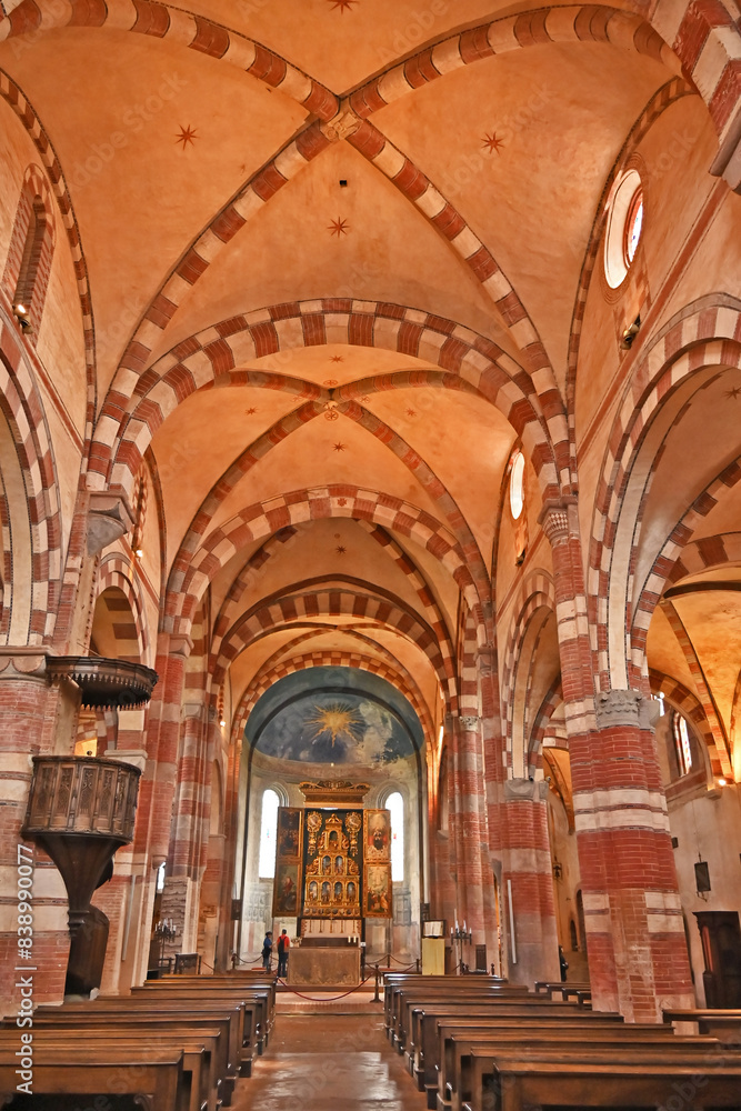 Abbazia di Staffarda nei pressi di Saluzzo (Cuneo), Piemonte, Italia Chiostro e convento cistercense Abbazia di Staffarda nei pressi di Saluzzo (Cuneo), Piemonte, Italia Chiostro e convento cistercense