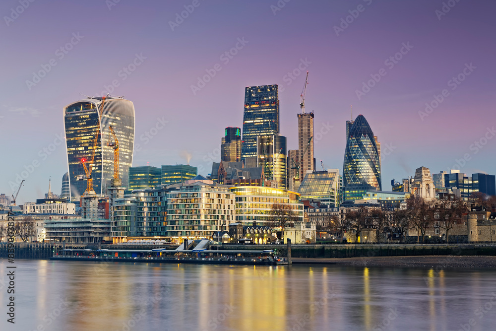 Fototapeta premium UK, London, skyline with office towers at dusk