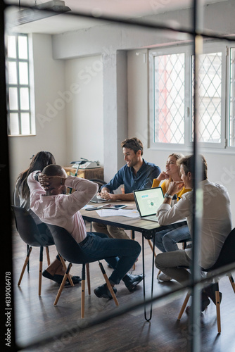 Obraz na płótnie Business team having a meeting in loft office w salonie