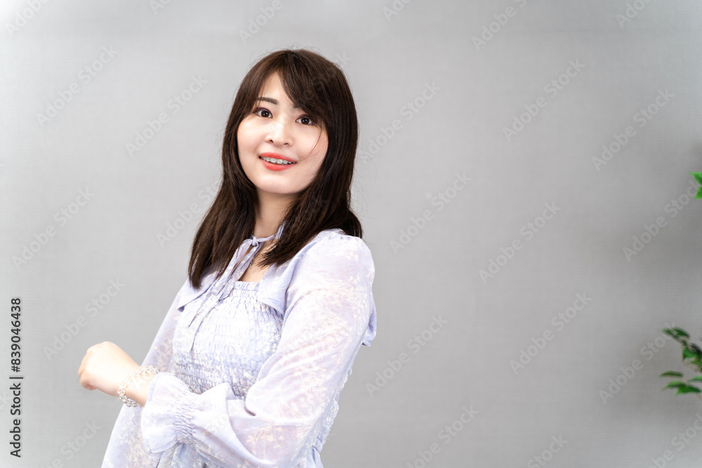 自宅でくつろぐ女性 自宅でくつろぐ女性