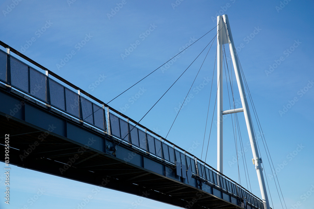 Obraz premium Cable-stayed bridge and cloudless sky - view from below