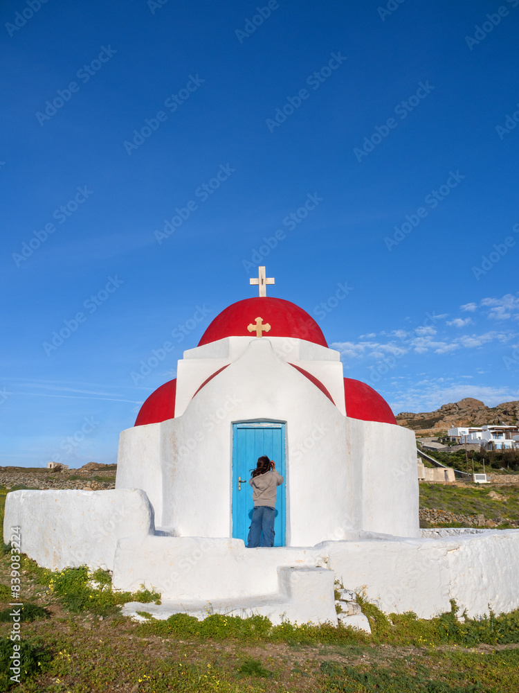 Φωτογραφία A small Greek church on the island of Mykonos overlooking the sea
