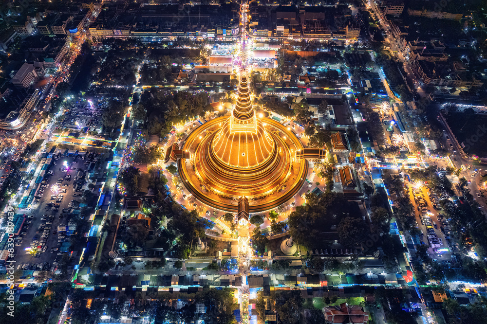 Φωτογραφία Majestic golden pagoda of Phra Pathom Chedi glowing among the festival lights ar