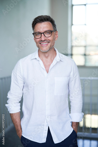 Free Download Portrait von einem mittel alten Mann mit Brille und Dreitagebart im weißen Hemd - GFXLoad