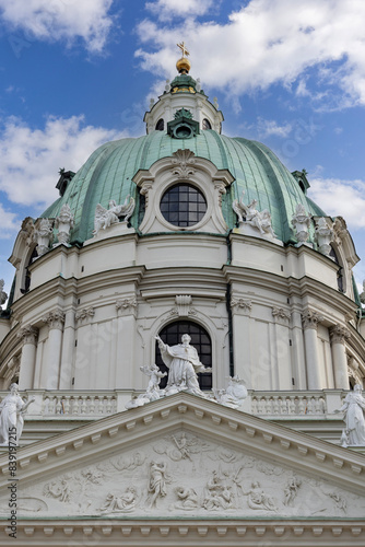 Obraz na płótnie Dome of baroque Church of St. Charles (Karlskirche) located on Charles Square (Karlsplatz), Vienna, Austria w salonie