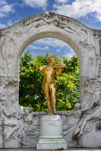 Obraz na płótnie Austrian composer Johann Strauss monument, located in the city park (Stadtpark), Vienna, Austria w salonie