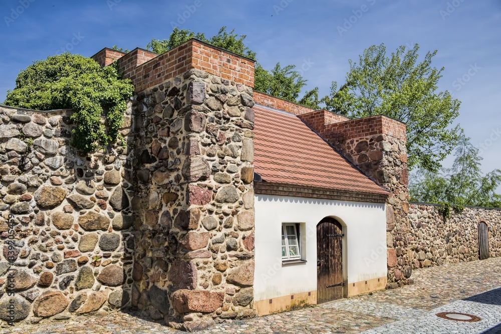 beeskow, deutschland - altes haus an der stadtmauer