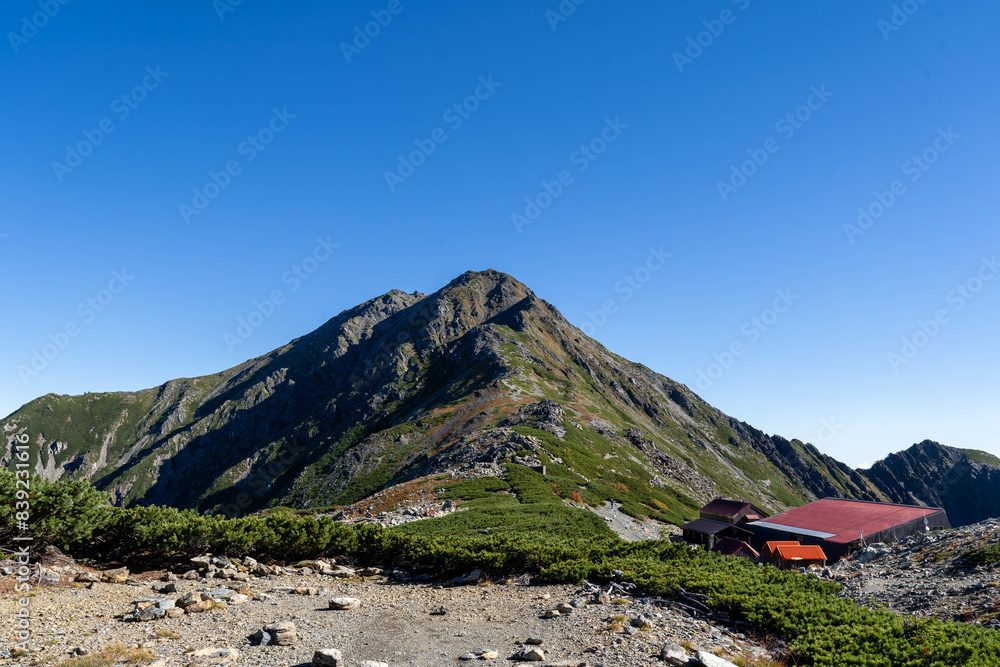 北岳山荘と北岳 北岳山荘と北岳