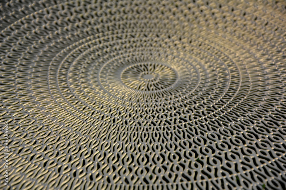 Naklejka premium koło, ażurowy wzór, złota podkładka na stół, wzór mandala, gold table mat, mandala pattern, Decorative Doily, Gold table mat surface as background, closeup