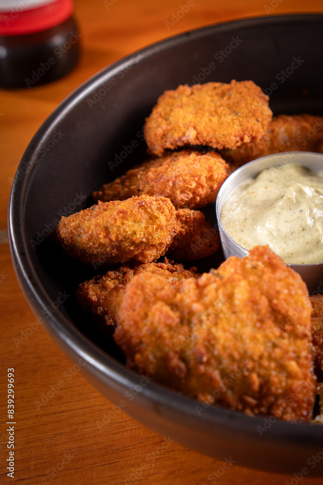 Isca de frango empanado crocante com molho Isca de frango empanado crocante com molho