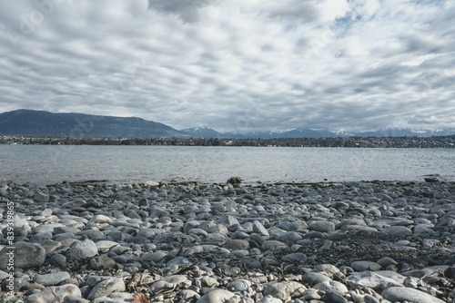 vue sur le lac Léman depuis la plage de Versoix en hiver photo