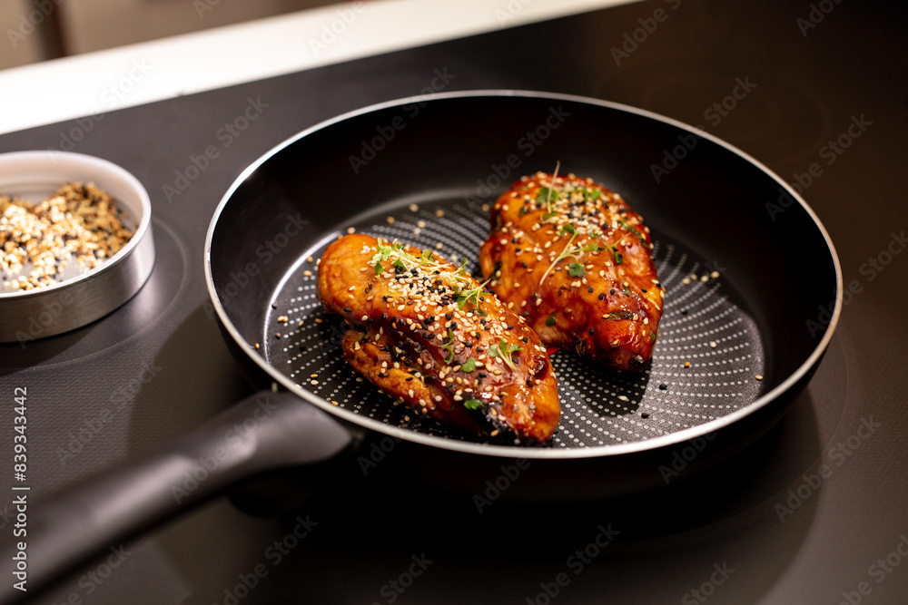Fotografie pechuga de pollo con semillas de sésamo, pechuga con semillas de ajonjolí
