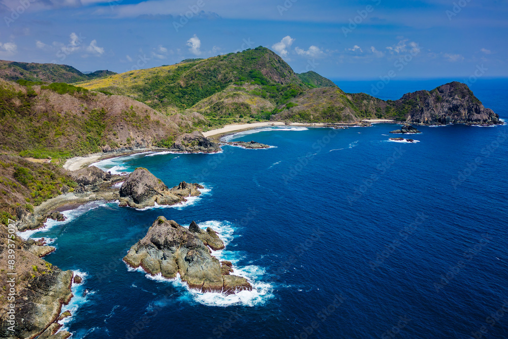 Obraz premium Spectacular rugged coastline with a blue, tropical ocean and waves (Lombok)