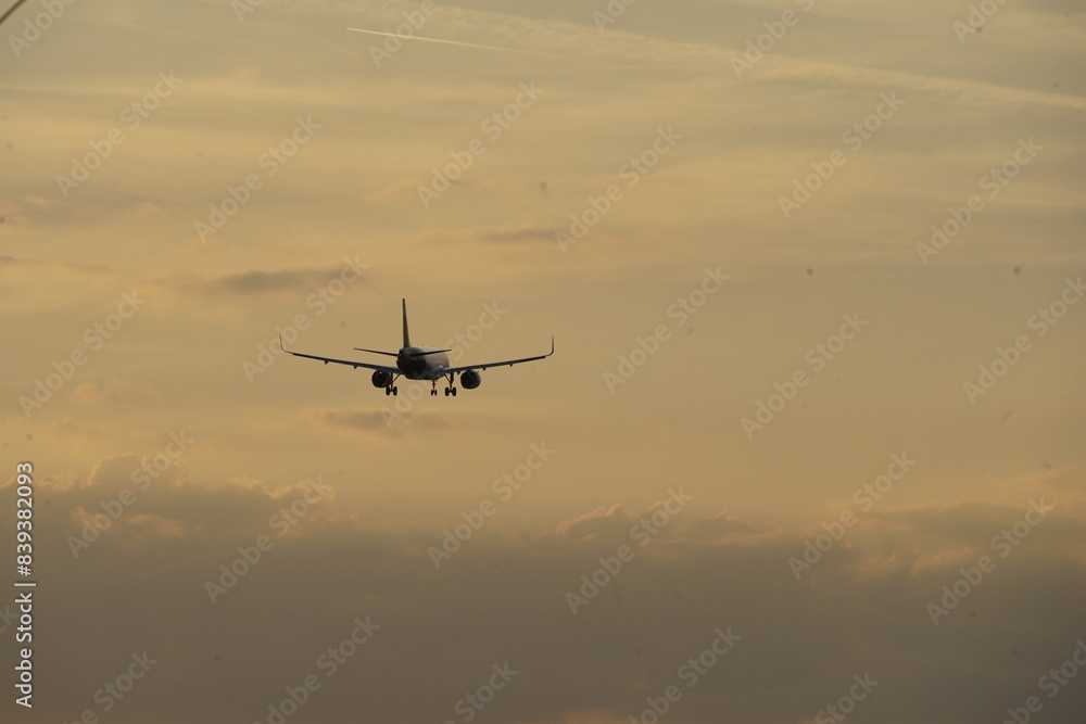 Un avión que vuela al atardecer Un avión que vuela al atardecer
