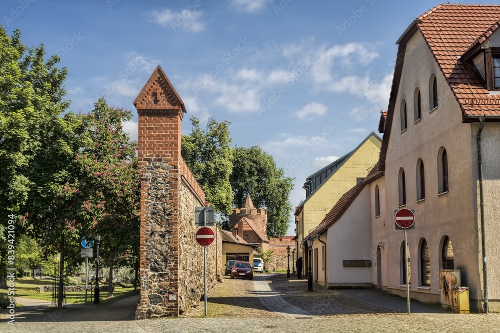 beeskow, deutschland - häuserzeile an der stadtmauer mit verteidigung turm im hintergrund