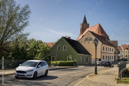 Obraz na płótnie beeskow, deutschland - stadtpanorama mit turm der marienkirche w salonie