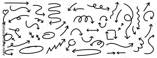 サインペンで描いたような手書きのシンプルな矢印デザインのセット。ベクターイラスト。