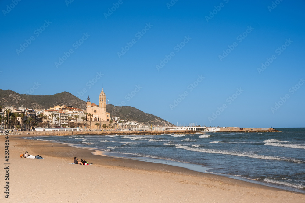 Blauer Himmel, Strand und Promenade in Sitges, Spanien Blauer Himmel, Strand und Promenade in Sitges, Spanien