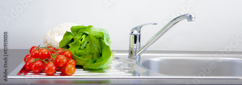 Küchenzeile mit Waschbecken und Salat