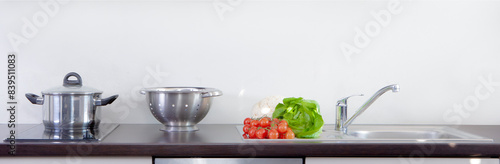 Küchenzeile mit Waschbecken und Salat