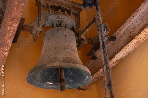 Vista de una campana en el campanario de una iglesia cristiana.