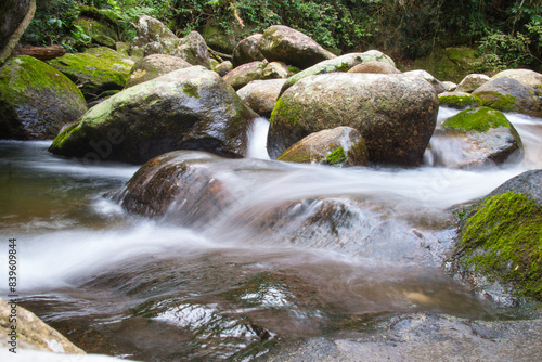 Água esfumaçada em cascata no rio de Ilha Bela