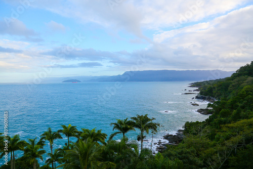 Vista do mar de Ilha Bela no Brasil