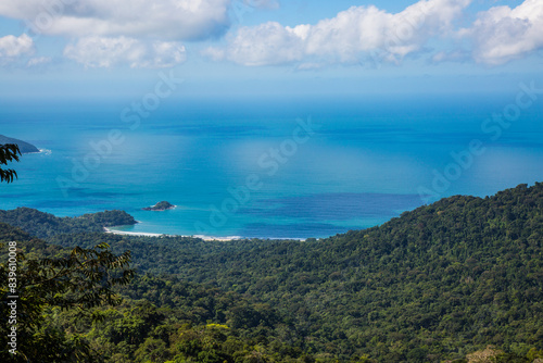 Ilha tropical com mata atlântica com vista para praia em Ilha Bela