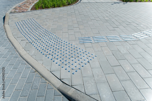Φωτογραφία Sidewalk for the visually impaired