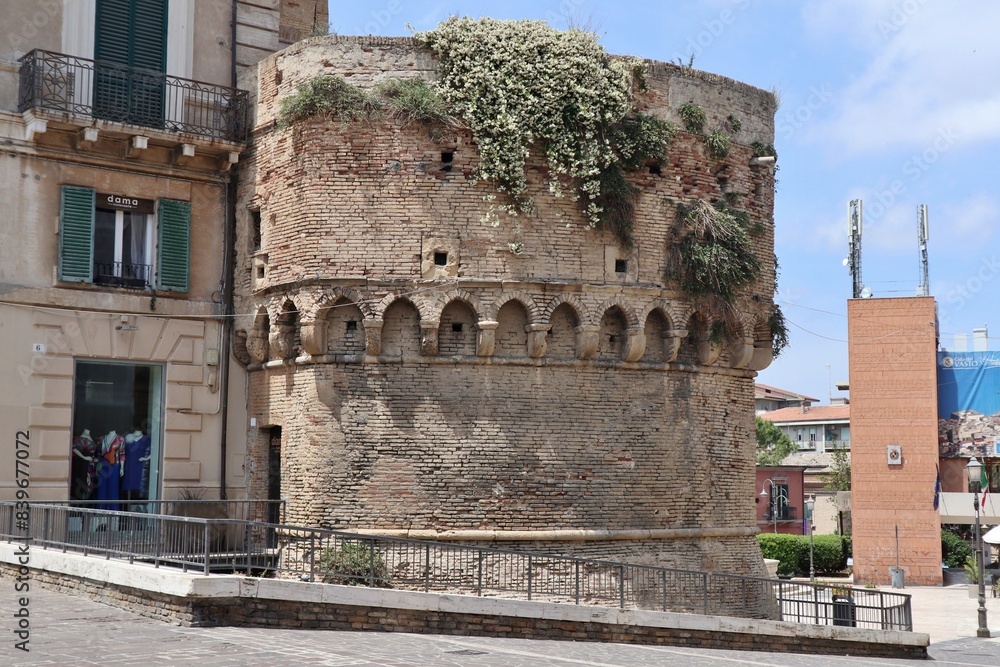 Vasto - Torre del Castello Caldoresco da Piazza Diomede