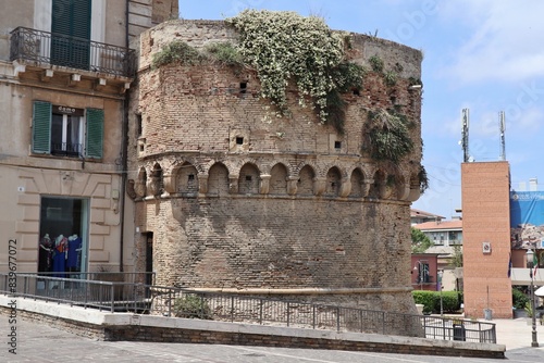 Obraz na płótnie Vasto - Torre del Castello Caldoresco da Piazza Diomede w salonie