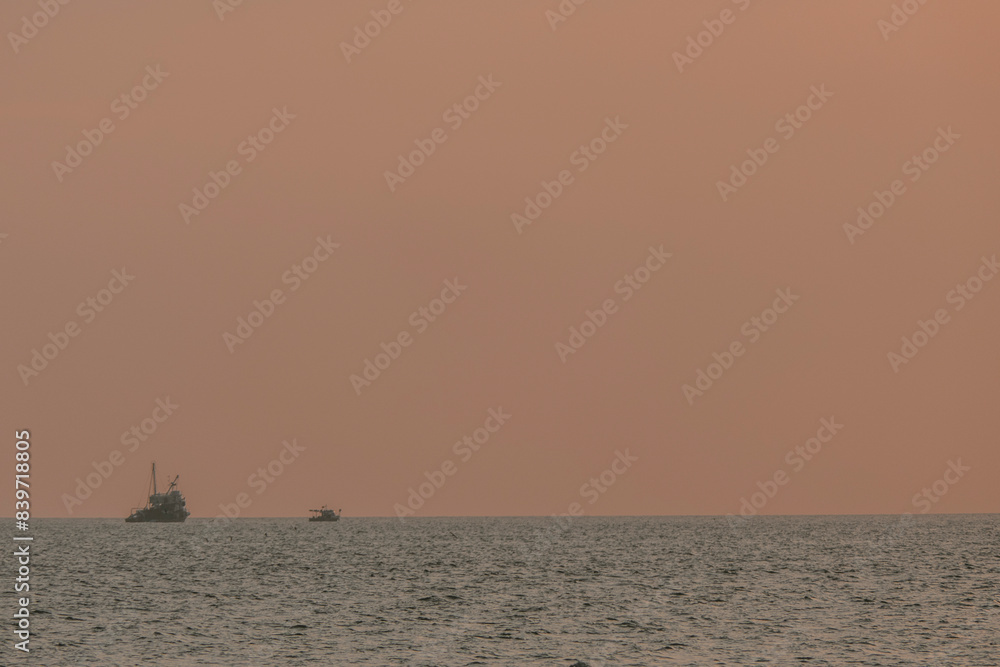Fototapeta premium Łodzie na tle nieba