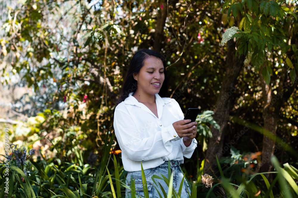 Atractiva joven mujer responde a videollamadas al aire libre, chica inteligente se comunica con entusiasmo en conferencia en línea al aire libre, emotiva caucásica señora hablando de grabar contenido Atractiva joven mujer responde a videollamadas al aire libre, chica inteligente se comunica con entusiasmo en conferencia en línea al aire libre, emotiva caucásica señora hablando de grabar contenido