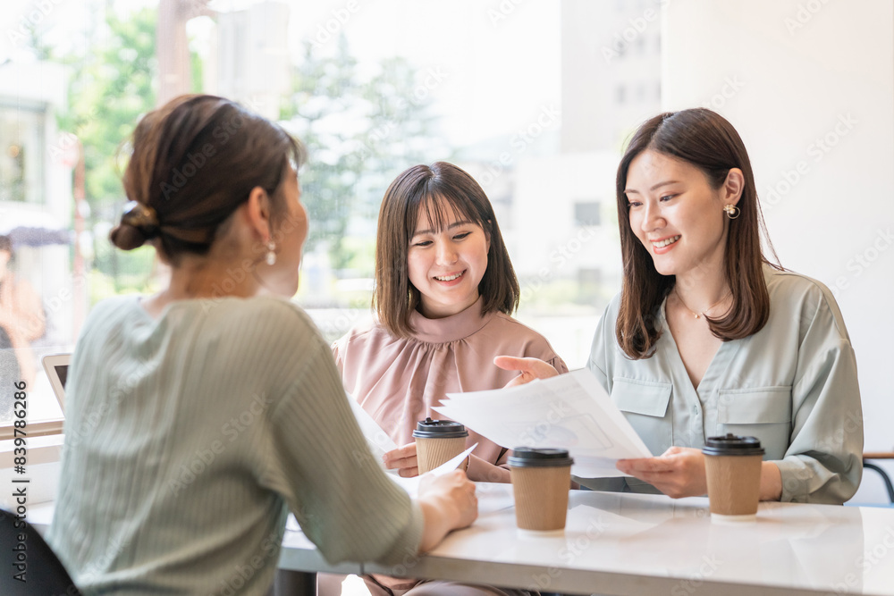 会社・オフィスで会議・ミーティング・打ち合わせするアジア人女性・ビジネスウーマン(営業・企画)
会社・オフィスで会議・ミーティング・打ち合わせするアジア人女性・ビジネスウーマン(営業・企画)