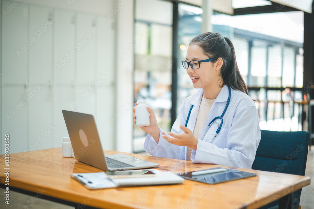 Doctors are giving advice to patients via online video, informing them of physical examination results and suggesting treatment and health care. Doctors are giving advice to patients via online video, informing them of physical examination results and suggesting treatment and health care.