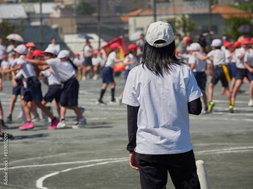 小学校の運動会の学生と先生の姿