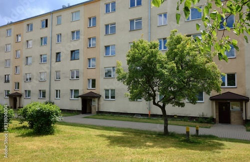Billede på lærred Four-story low building