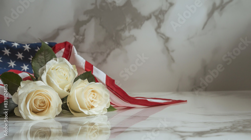 Homenagem ao Memorial Day: bandeira americana e rosas brancas na mesa de mármore photo