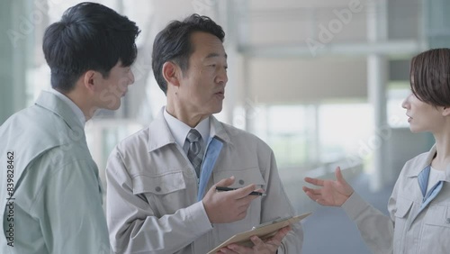 会議する作業着を着たビジネスマンたち