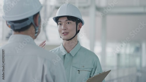 工事現場で働く作業員