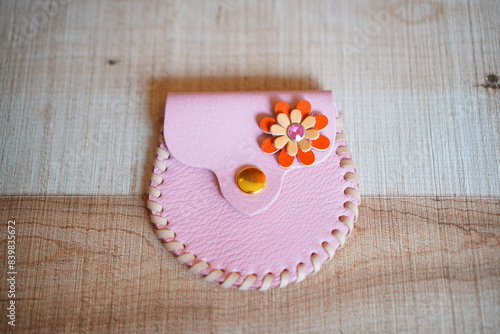 革小物を作らせてもらえるワークショップで作った手作りのピンク色の革製コインケース