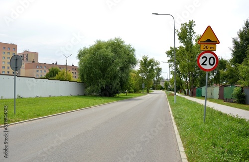 Road with a speed limit of 20 photo