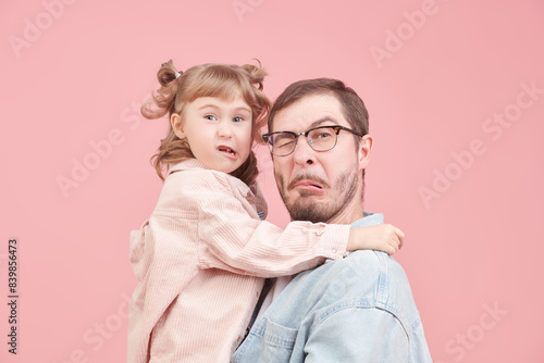 Fotografia making faces with daddy