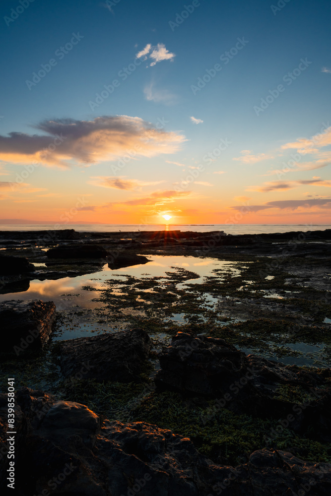 Obraz premium sunrise over the rocks
